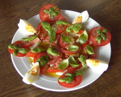 Foto vom Mozzarella mit Tomaten und Basilikum